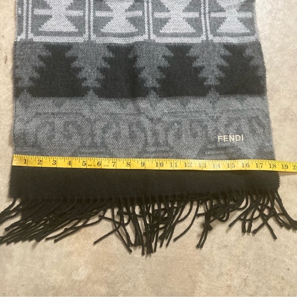 Fendi fringe scare unisex rectangle - Picture 4 of 6